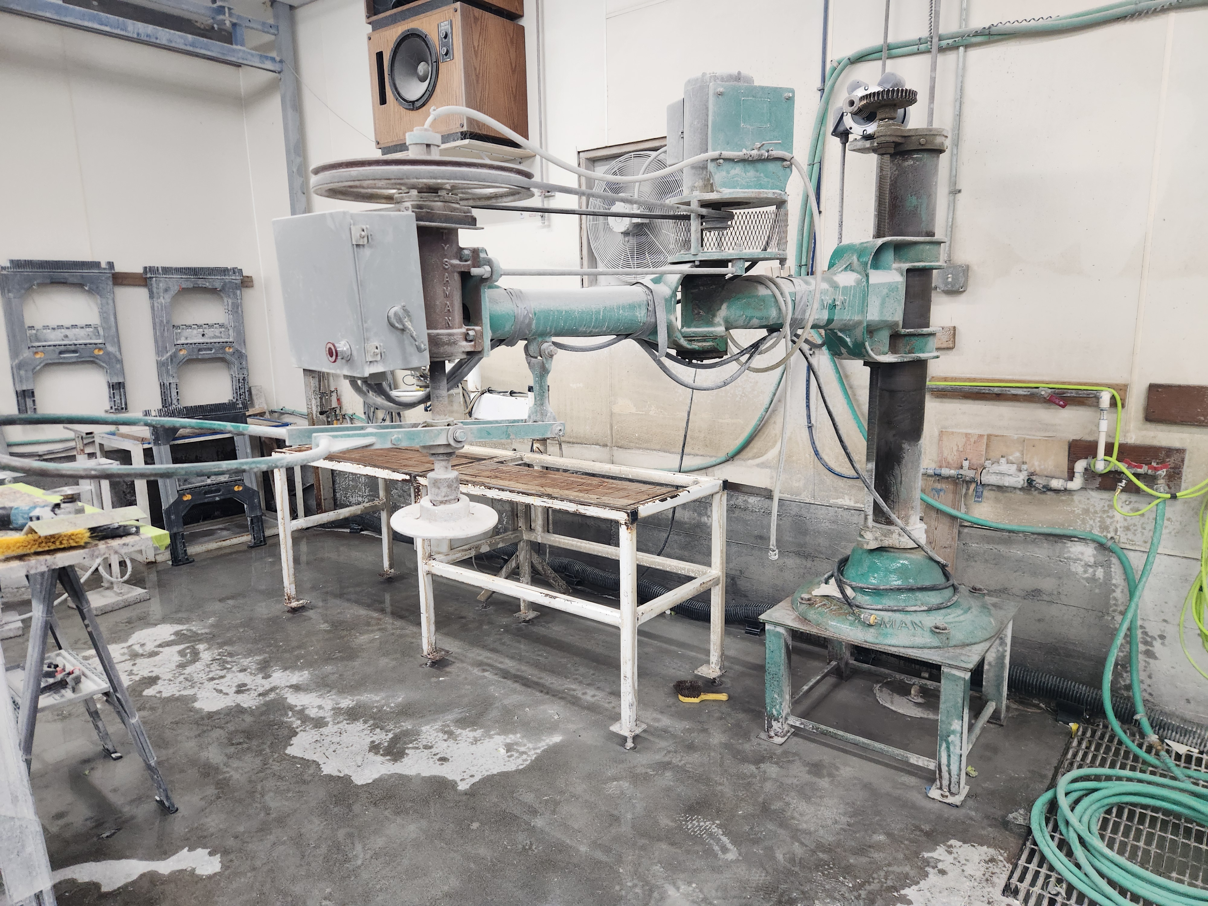 Radial arm polisher